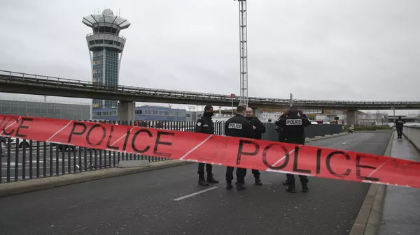 Policía en el aeropuerto Orly, París - Sputnik Mundo