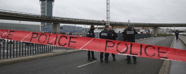 Policía en el aeropuerto Orly, París - Sputnik Mundo