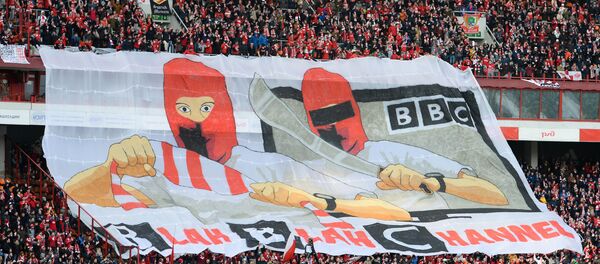 Hinchas del Spartak de Moscú despliegan una pancarta con un mensaje para la BBC - Sputnik Mundo