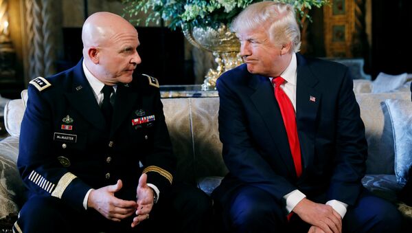 Herbert Raymond McMaster y Donald Trump (archivo) - Sputnik Mundo