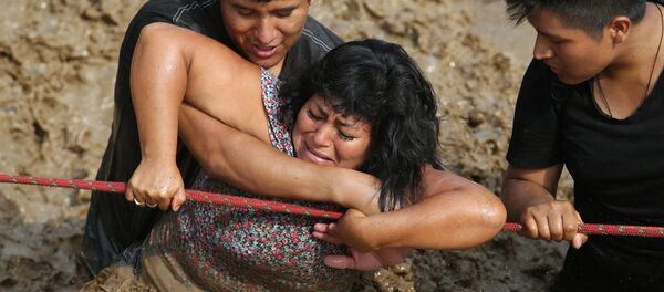 Una mujer es rescatada durante las lluvias que azotaron Huachipa, Perú (archivo) Una mujer es rescatada durante las lluvias que azotaron Huachipa, Perú (archivo) - Sputnik Mundo