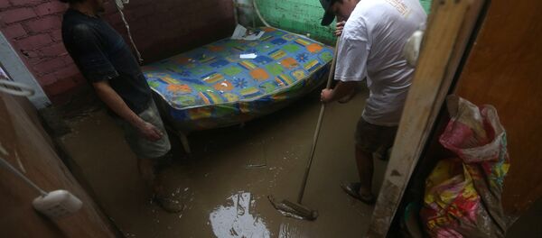 Peruanos limpian sus casa tras las inundaciones - Sputnik Mundo