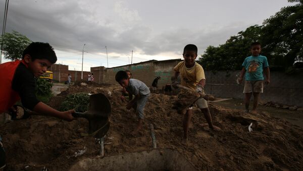 Niños con palas y carretilla trabajando - Sputnik Mundo