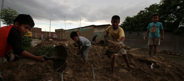 Niños con palas y carretilla trabajando - Sputnik Mundo
