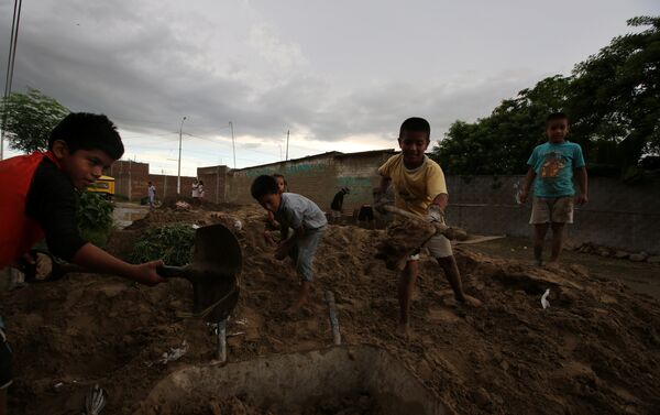 Niños ayudan a limpiar las calles en Piura - Sputnik Mundo