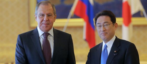 Ministro de Asuntos Exteriores de Rusia, Serguéi Lavrov, y ministro de Exteriores de Japón, Fumio Kishida (archivo) - Sputnik Mundo