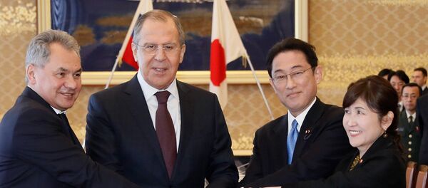 Ministro de Defensa de Rusia, Serguéi Shoigú, ministro de Asuntos Exteriores de Rusia, Serguéi Lavrov, ministro de Exteriores de Japón, Fumio Kishida, y ministra de Defensa de Japón, Tomomi Inada - Sputnik Mundo