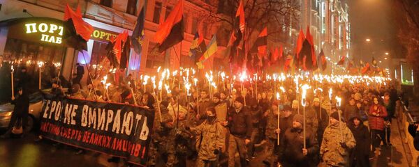 Ukrainian nationalists carry torches and a banner reading 'Heroes do not die' during a rally in downtown Kiev, Ukraine, late Thursday, Jan. 1, 2015 - Sputnik Mundo