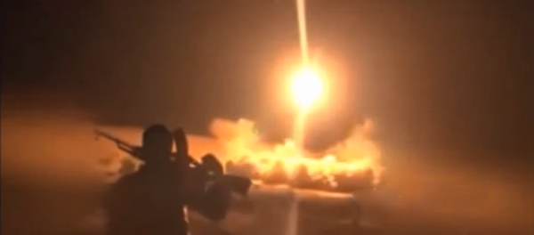 Supuesto lanzamiento por los hutíes del misil balístico Burkan-1 a la base aérea saudí Rey Fahd el 10 de octubre de 2016 - Sputnik Mundo