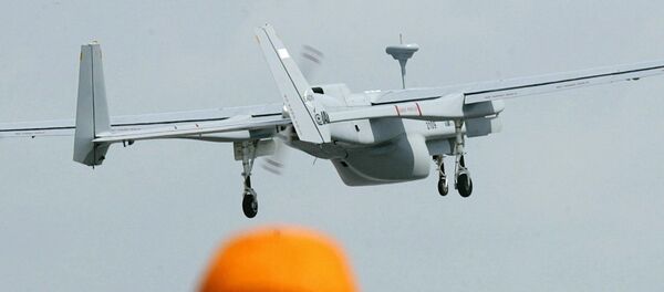 Un hombre haciendo una foto de un dron - Sputnik Mundo