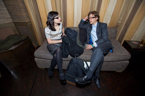 Amigos en una habitación. - Sputnik Mundo