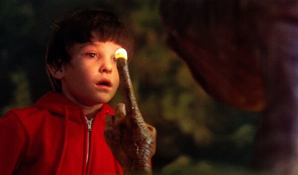 Escena de la película 'E.T., el extraterrestre' (EEUU, 1982) - Sputnik Mundo