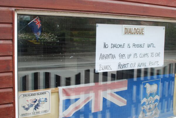 Carteles en comercio de Islas Malvinas dirigido a visitantes argentinos - Sputnik Mundo