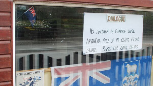 Carteles en comercio de Islas Malvinas dirigido a visitantes argentinos - Sputnik Mundo