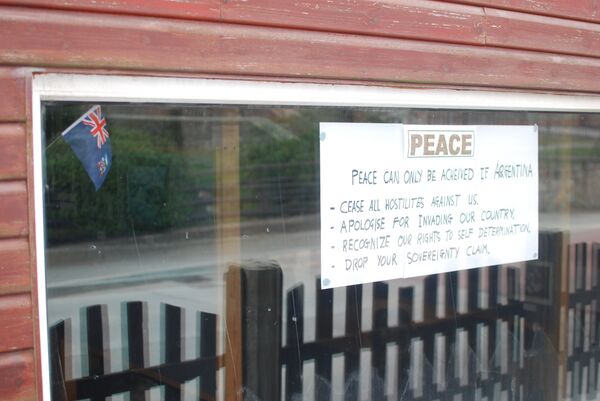 Carteles en comercio de Islas Malvinas dirigido a visitantes argentinos - Sputnik Mundo