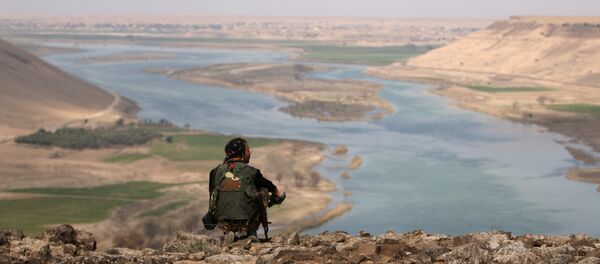 Combatiente de las Fuerzas Democráticas Sirias en la ciudad de Al Raqa en Siria (archivo) - Sputnik Mundo
