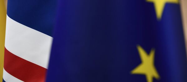 Britain's Union flag and the European flag on display ahead of the EU summit in Brussels, Belgium, March 9, 2017 - Sputnik Mundo