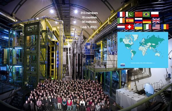 Equipo que trabaja sobre la investigación LHCb, también conocida como experimento de belleza. 1 de julio de 2012 - Sputnik Mundo