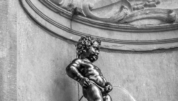 Estatuilla Mannekin Pis, símbolo de Bruselas - Sputnik Mundo
