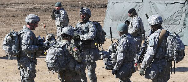 US soldiers gather during their drill at a military training field in the border city of Paju on March 7, 2017. - Sputnik Mundo