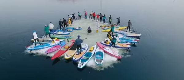 Más de 30 rusos surfean en un bloque de hielo - Sputnik Mundo