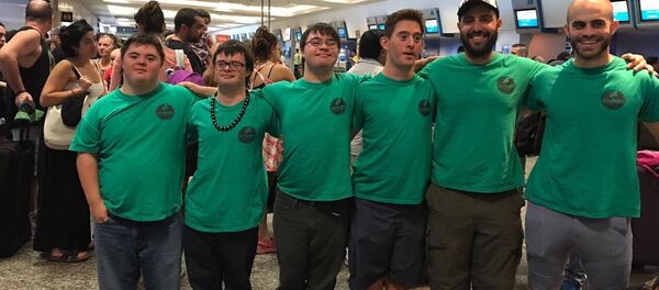 Cuatro jóvenes con síndrome de Down fundaron un servicio de catering en Argentina - Sputnik Mundo