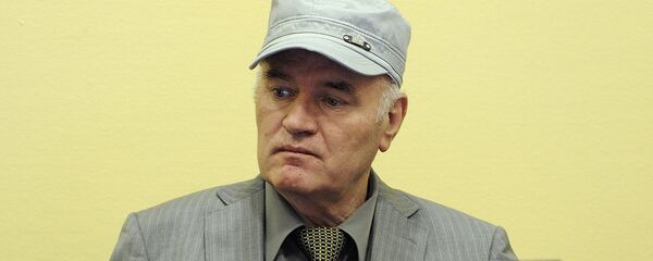 Wartime Bosnian Serb army chief Ratko Mladic sits in the court during his initial appearance at UN war crimes tribunal in The Hague - Sputnik Mundo