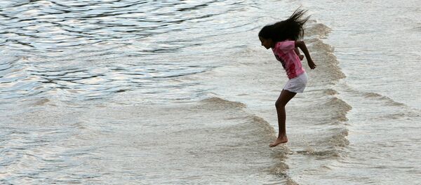 A young girl jumps in the water to cool off during a hot summer day in Buenos Aires' Rio de la Plata - Sputnik Mundo