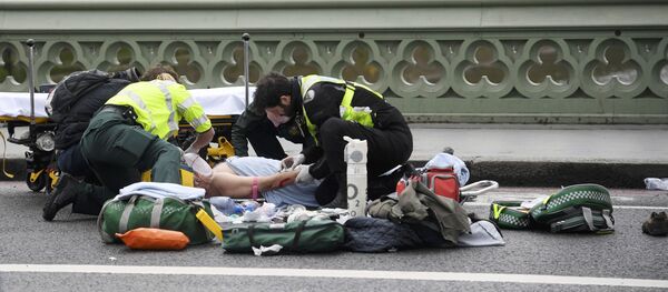 Медики оказывают помощь пострадавшему на Вестминстерском мосту в Лондоне - Sputnik Mundo