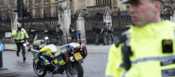Policías en Londres tras el tiroteo en el puente de Westminster - Sputnik Mundo