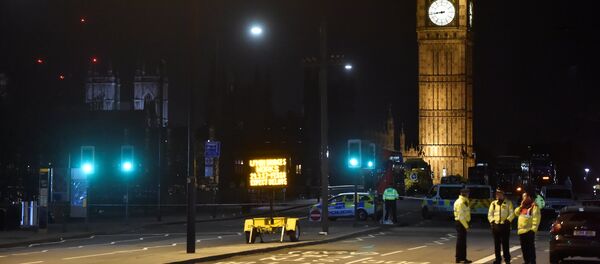 Police officers work at the scene after an attack on Westminster Bridge in London, Britain - Sputnik Mundo