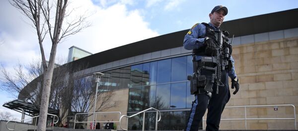 A heavily-armed police officer walks outside the Trenton train station where some of the 1,000 lobbyists, business owners and politicians are boarding a train to Washington, D.C., Thursday, Feb. 16, 2017 in Trenton, N.J. The state Chamber of Commerce's 80th annual trip — nicknamed the Walk to Washington because rail riders generally pace the train's corridors schmoozing and handing out business cards — comes after a national election that hinged in part on repudiating insiders and establishment politics. - Sputnik Mundo