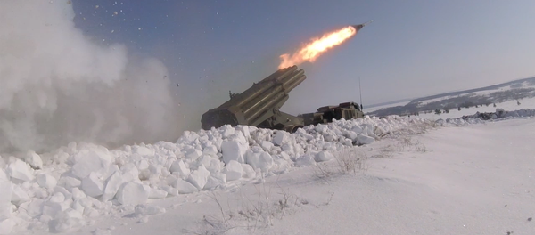 Los lanzacohetes múltiples Grad y Uragan se miden en los cielos de Rusia - Sputnik Mundo