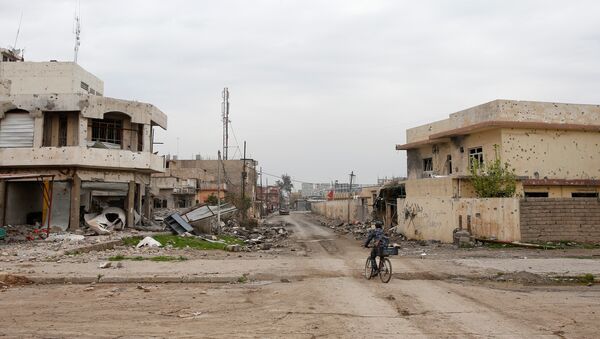 Iraqi Federal Police member rides a bike at Dawassa district as the battle against Islamic State's fighters continues in the city of Mosul - Sputnik Mundo