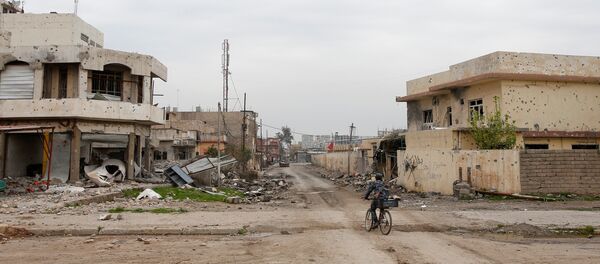 Iraqi Federal Police member rides a bike at Dawassa district as the battle against Islamic State's fighters continues in the city of Mosul - Sputnik Mundo