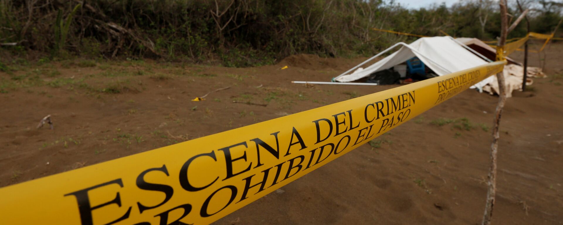 A police cordon marks the perimeter of the site where a forensic team and judicial authorities work in unmarked graves where skulls were found, on the outskirts of Veracruz - Sputnik Mundo, 1920, 23.07.2021