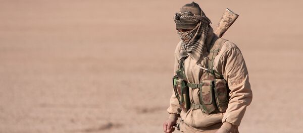 Un combatiente de las Fuerzas Democráticas de Siria (FDS) - Sputnik Mundo