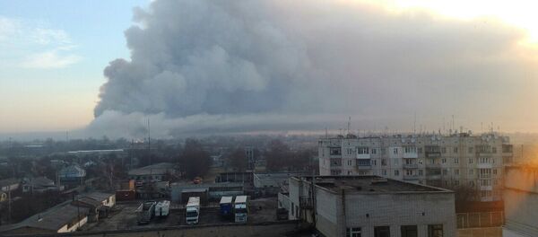 El área del incendio que se desató en un almacén del Ejército ucraniano ubicado en la provincia de Járkov El área del incendio que se desató en un almacén del Ejército ucraniano ubicado en la provincia de Járkov - Sputnik Mundo