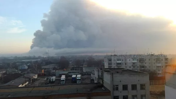 El área del incendio que se desató en un almacén del Ejército ucraniano ubicado en la provincia de Járkov - Sputnik Mundo