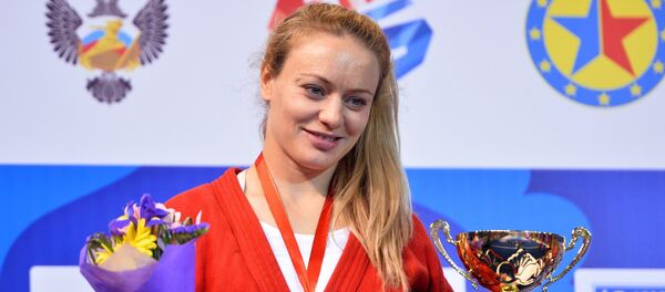 Margarita Gurtsieva al ganar una medalla de oro en el Campeonato de Sambo de Europa en Kazán - Sputnik Mundo