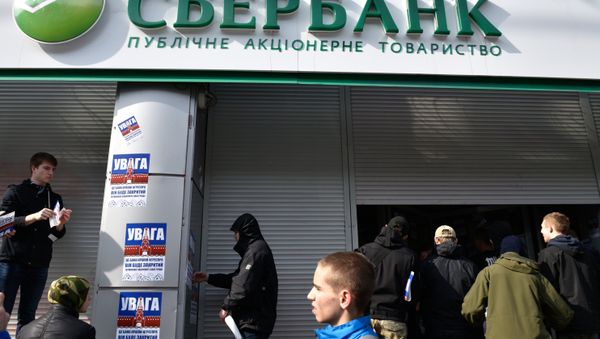 Акция украинских националистов за закрытие российских банков в Киеве Акция украинских националистов за закрытие российских банков в Киеве - Sputnik Mundo