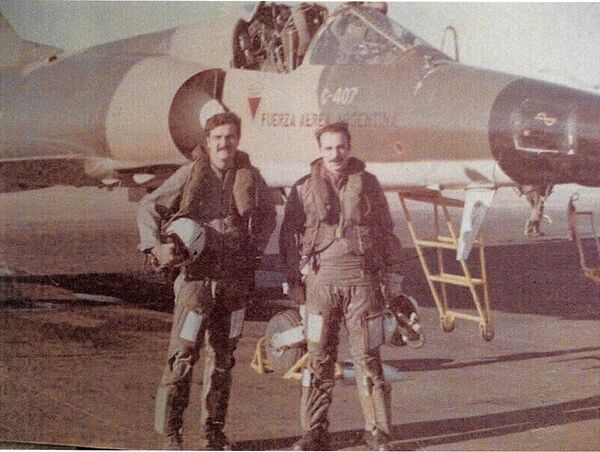 El entonces capitán Horacio Mir González junto al Teniente Héctor Ricardo Volponi - Sputnik Mundo