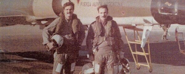 Brigadier Horacio Mir González junto a otro piloto Brigadier Horacio Mir González junto a otro piloto - Sputnik Mundo