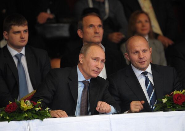 El presidente ruso Vladímir Putin y el múltiple campeón del mundo de MMA y sambo Fiódor Yemeliánenko El presidente ruso Vladímir Putin y el múltiple campeón del mundo de MMA y sambo Fiódor Yemeliánenko - Sputnik Mundo