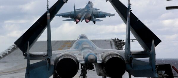 Su-33 y MiG-29K en la cubierta del crucero pesado Almirante Kuznetsov Su-33 y MiG-29K en la cubierta del crucero pesado Almirante Kuznetsov - Sputnik Mundo