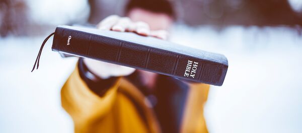 Un hombre con una Biblia - Sputnik Mundo