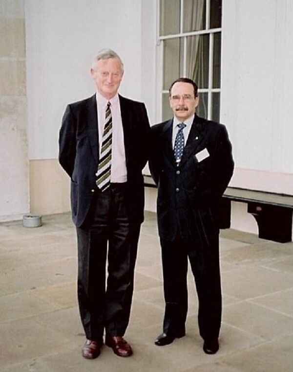 Brigadier Horacio Mir González junto con el Almirante británico Sandy Woodward - Sputnik Mundo