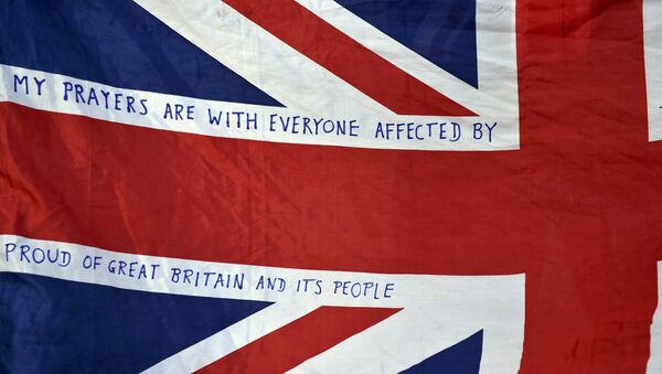 A man holds a Union Flag near the Houses of Parliament in Westminster the day after an attack, in London, Britain March 23, 2017 - Sputnik Mundo