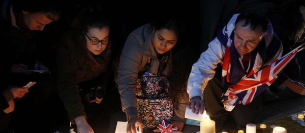 People light candles at a vigil in Trafalgar Square the day after an attack, in London, Britain March 23, 2017 - Sputnik Mundo