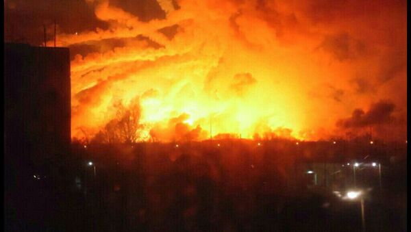 Smoke rises over a warehouse storing tank ammunition at a military base in the town of Balaklia (Balakleya), Kharkiv region, Ukraine, March 23, 2017 - Sputnik Mundo